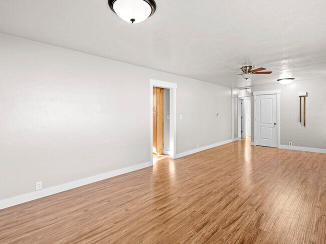 Building Photo - Beautiful Mapleton Home with Loads of Storage
