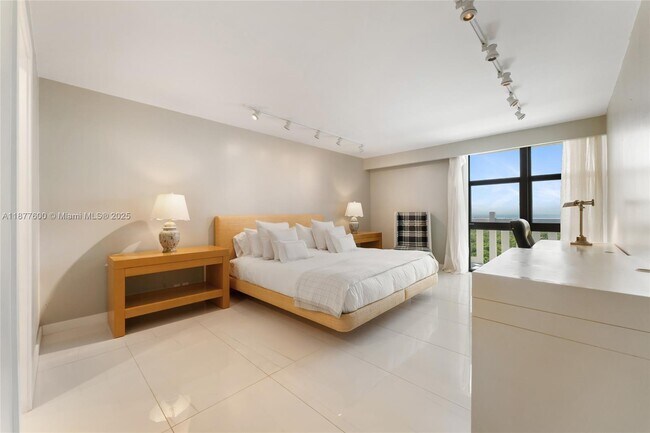 Foto del edificio - 1121 Crandon Blvd