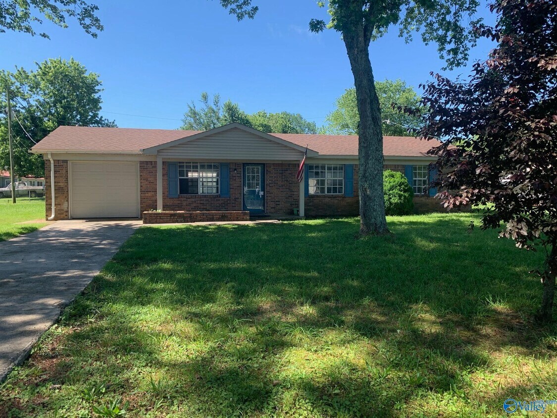 Foto principal - 21045 Myrtlewood Dr