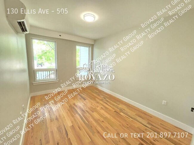 Foto del edificio - 130 Ellis Ave-- 3 bedrooms 2 baths in Irvi...