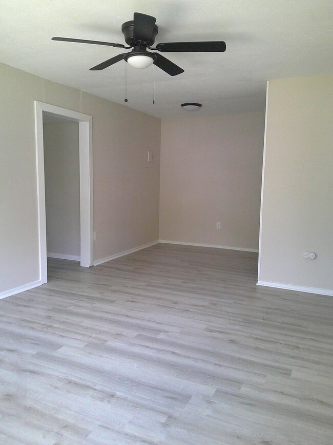 Building Photo - ****MOVE IN SPECIAL***JUST REDUCED!! PLUS....