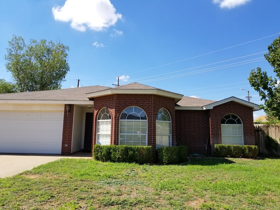 Foto principal - Pre-Leasing Self Showing - 4 bed 2 bath Mo...