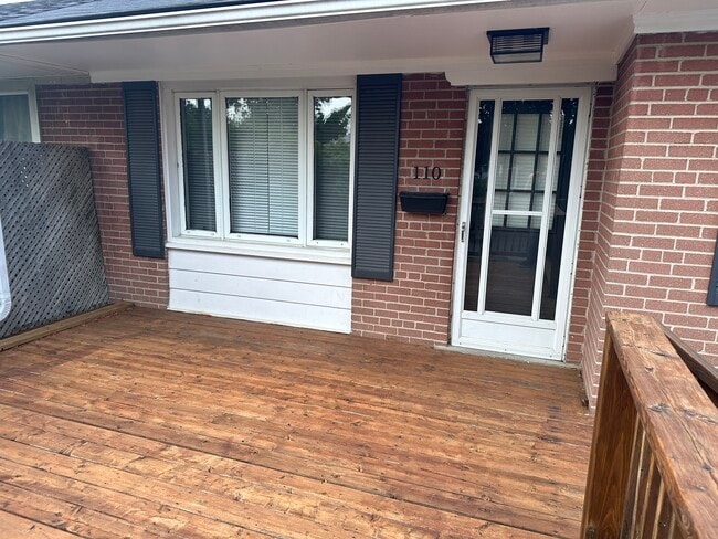 Building Photo - Spotless 3-Bedroom Main Floor Legal Apartm...
