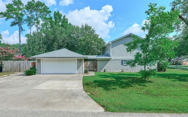 Building Photo - Beautiful two-story home on an oversized c...