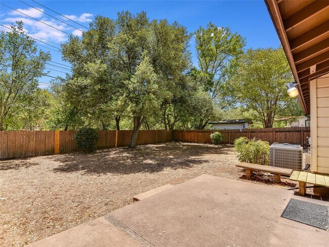 Foto del edificio - 2103 Falcon Hill Dr