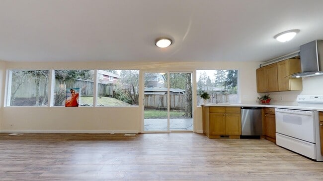 Open floor plan & lots of light - 12405 NE 109th Pl
