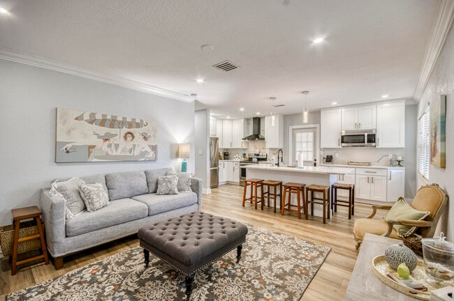 Building Photo - 404 S Caloosahatchee Ave