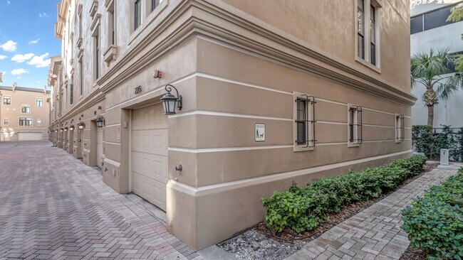 Foto del edificio - Gorgeous 2BR/2.5BA townhome with 2 car tan...