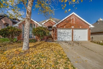 Building Photo - 2317 Suntree Ln