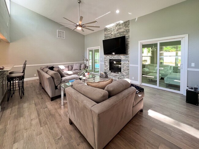 Building Photo - 3BR/2BA POOL HOME in SW Gainesville - avai...