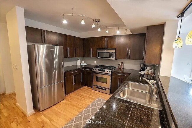 Building Photo - Beautiful 2 Bed / 2 Bath Condo in the Hear...