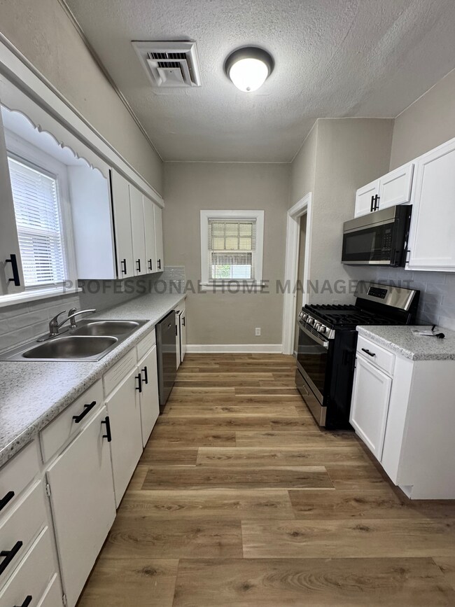 Foto del edificio - Charming 2-Bedroom, 1-Bath Home with Finis...