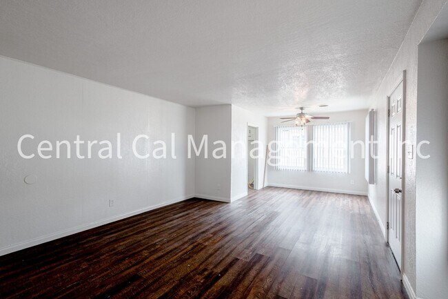 Foto del edificio - 4 Bedroom/2 Bath Home in Central Bakersfield - $2095 Per Month!