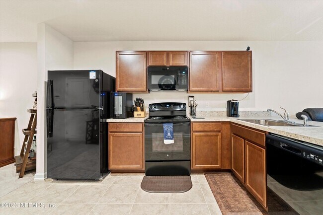 Foto del edificio - 5893-A Creekside Cir