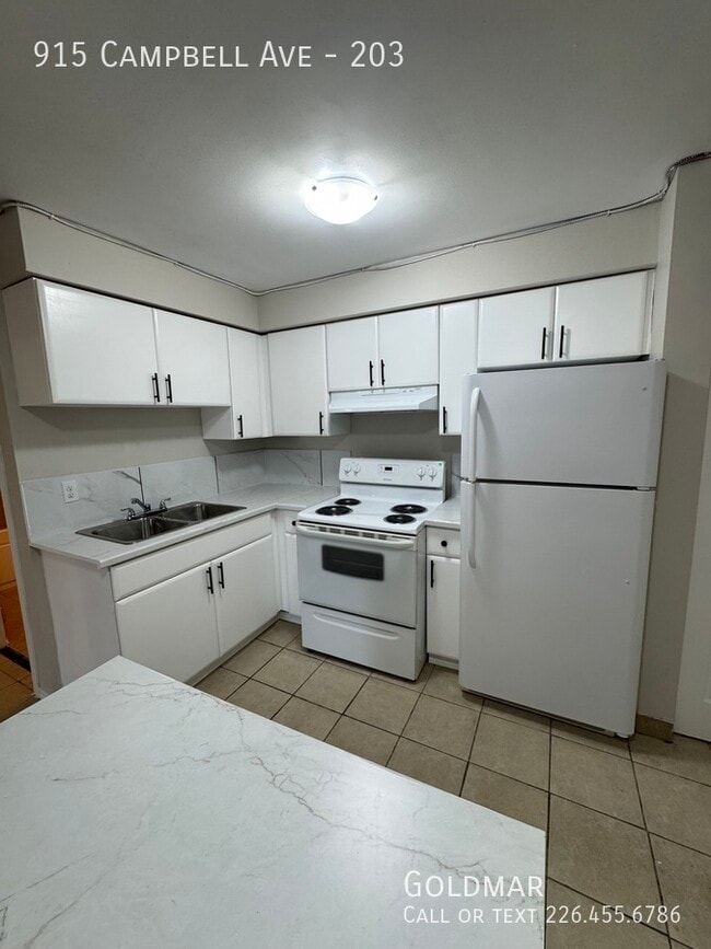 Building Photo - Newly Renovated One Bedroom Unit near the University!