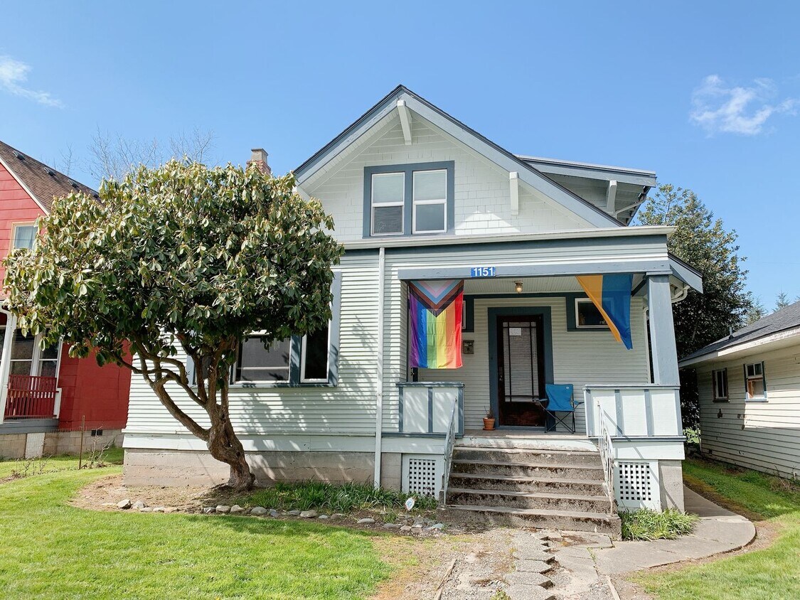 Foto principal - PRELEASE: 7 bdrm/2 bath in the York Neighb...