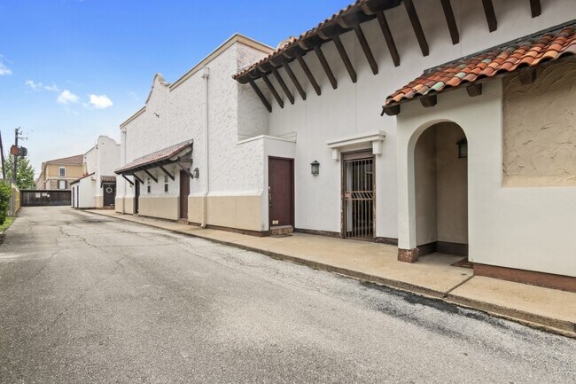 Foto del edificio - 2744 Briarhurst Dr