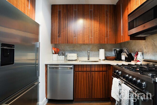 Building Photo - 290 3rd Ave