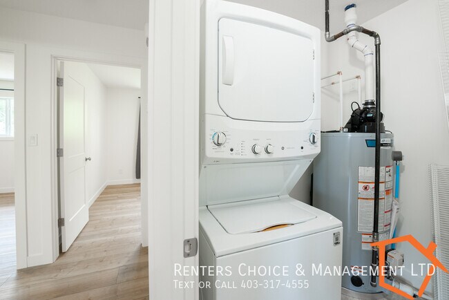 Photo du bâtiment - NEW 2 BEDROOM LOWER LEVEL SUITE WITH ASSIIGNED PARKING