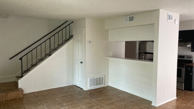 Building Photo - 2 Bed/ 1 Bath With Easy Access to 183/290 ...