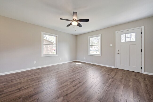 Building Photo - Charming 3 bedroom home, newly renovated, ...
