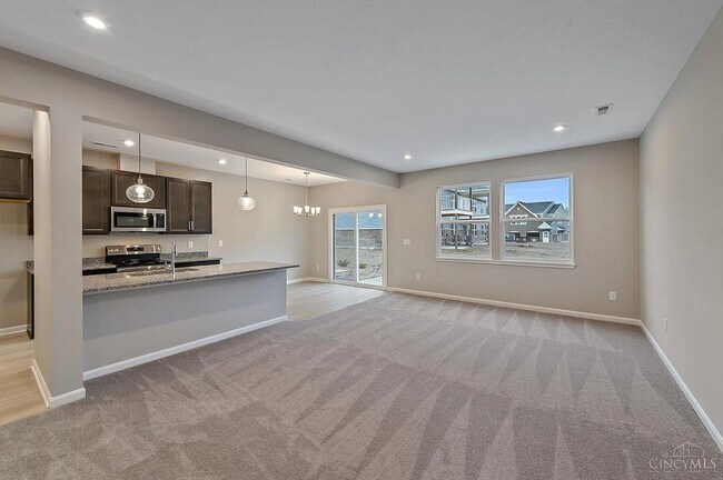 Foto del edificio - Trendy Newer-Build 3BR Craftsman with Loft, Patio & Attached Garage in Cincinnati