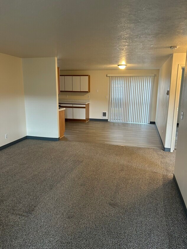 Foto principal - 933 NW Cains Rd