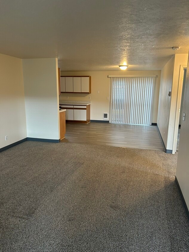 Primary Photo - 933 NW Cains Rd