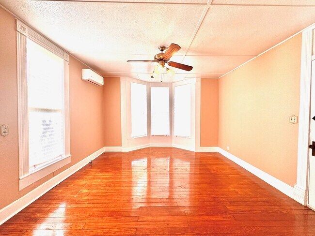 Foto del edificio - 700 W Dallas St