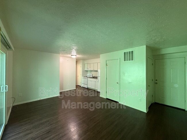Building Photo - 3001 Idylwilde Blvd