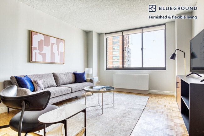 Building Photo - 225 E 95th St