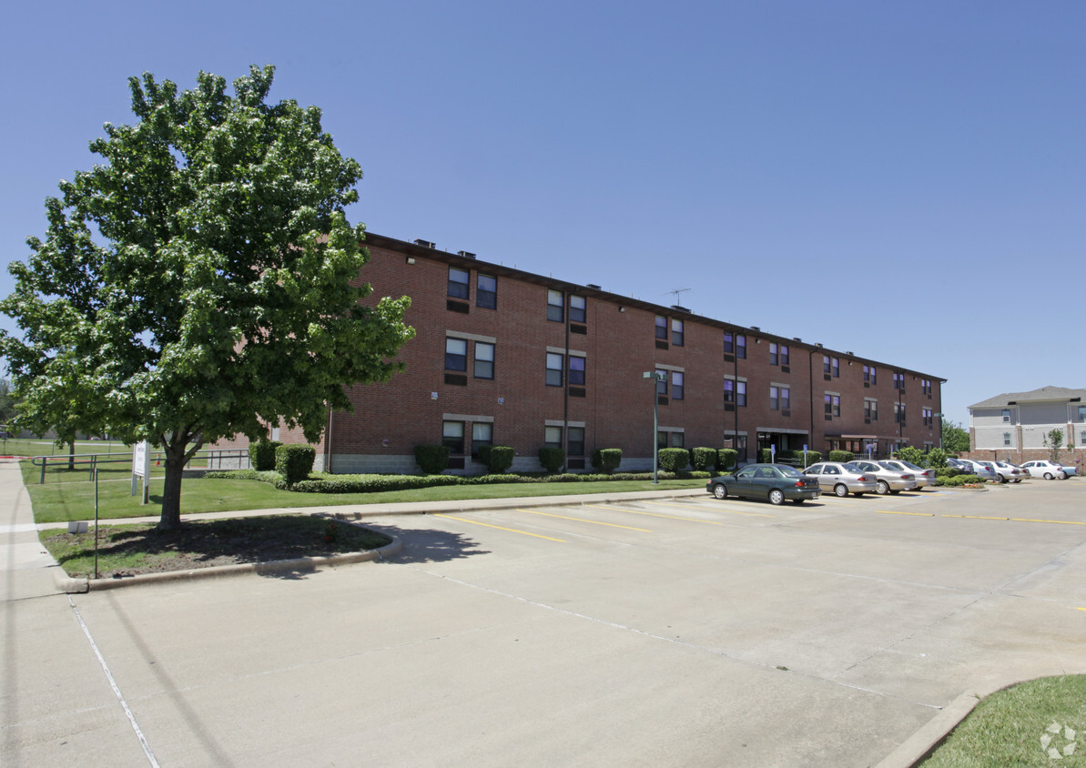 Building Photo - Crescent Manor Apartments