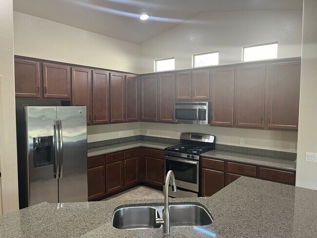 Foto del edificio - 3263 Redleaf  3 bedroom home with 3 car garage