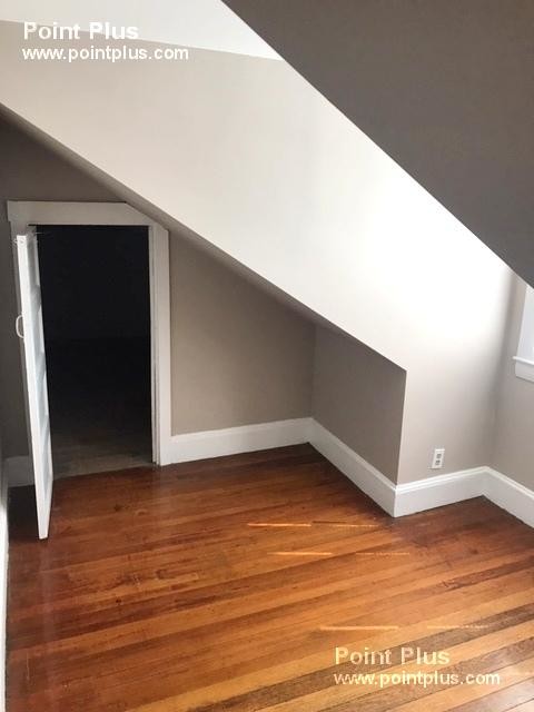 Building Photo - Bright and Sunny 3rd Floor Apartment!