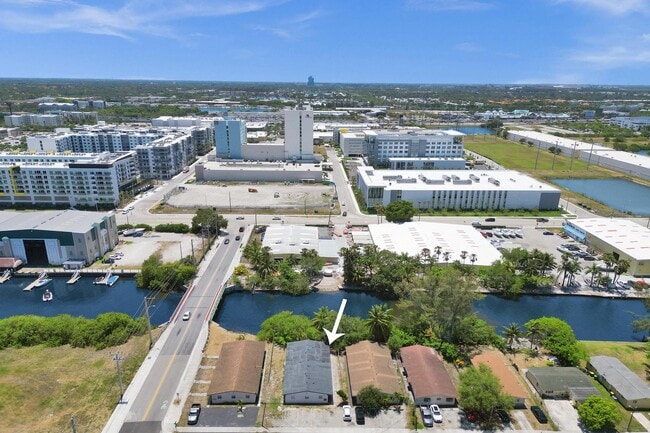 Building Photo - DANIA POINTE APTS
