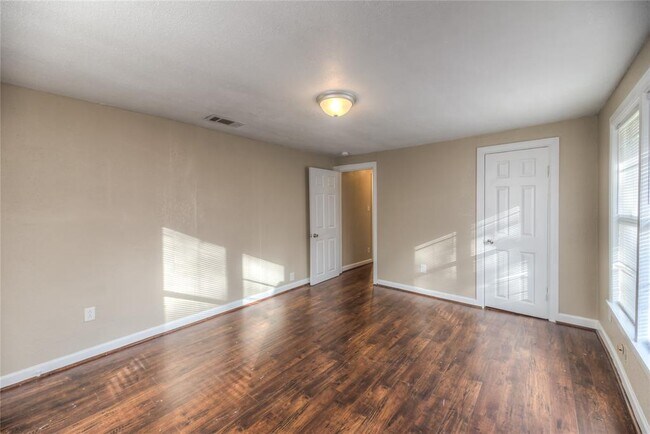 Building Photo - 1206 N Colita Ave