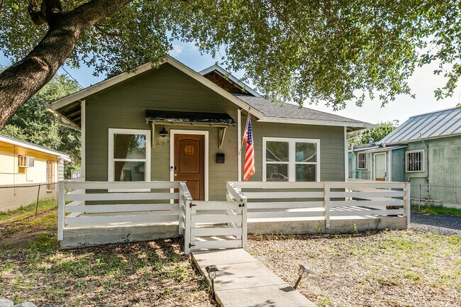 Foto del edificio - CHARMING LONE STAR DISTRICT COTTAGE