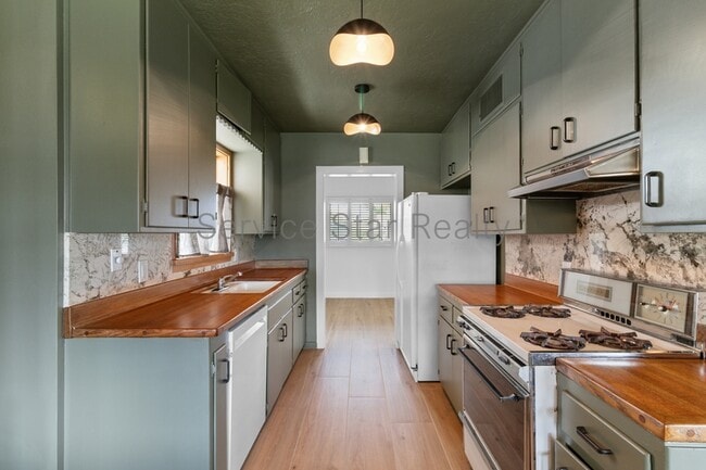 Building Photo - 3215 N 20th Pl