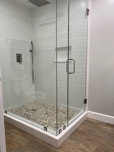 Standing shower - 1121 E Wilson Ave