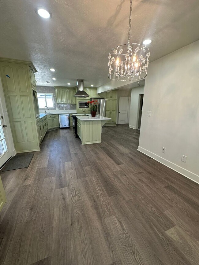 Foto del edificio - Modern 4-Bedroom South Ogden Home with 2 K...