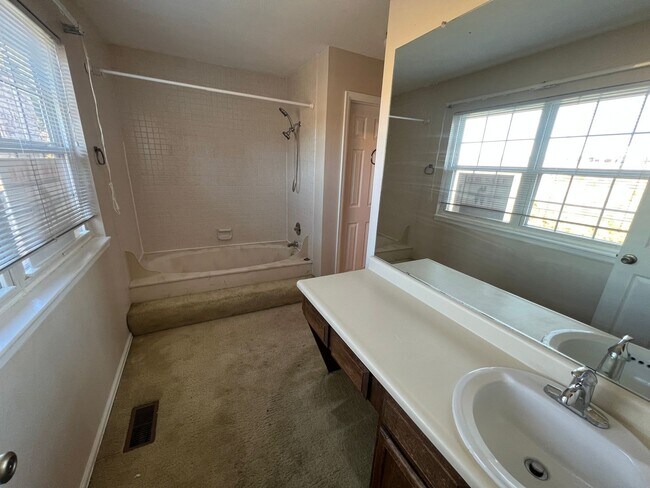 Foto del edificio - Tranquil 3 bedroom 3 bathroom Townhome loc...