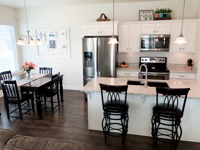 Building Photo - 627 N Fall Creek Dr