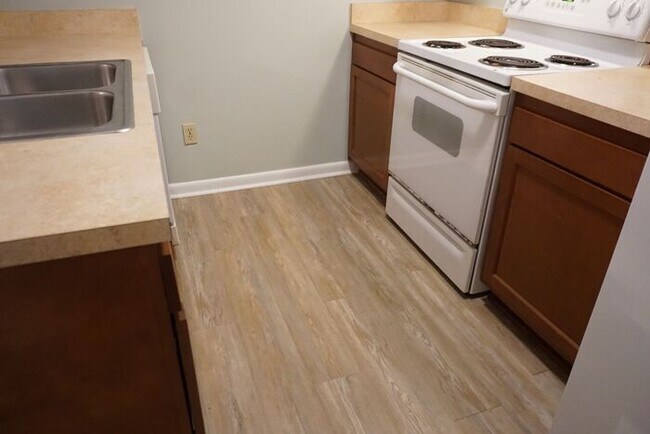 Foto del edificio - 2 Bedroom 2 Bathroom End Unit Townhome Close to NAS. No additional fees