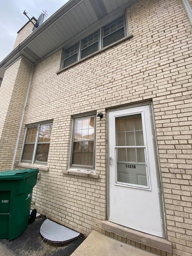 Foto del edificio - 3 Bedroom 1.5 Bath Townhome - Prime Oak Pa...