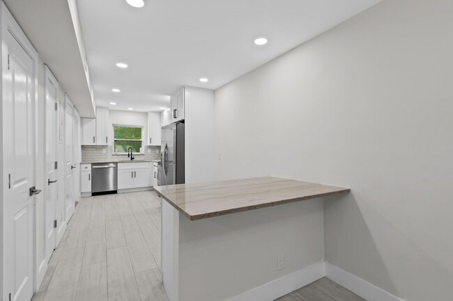 Building Photo - 1339 Ave