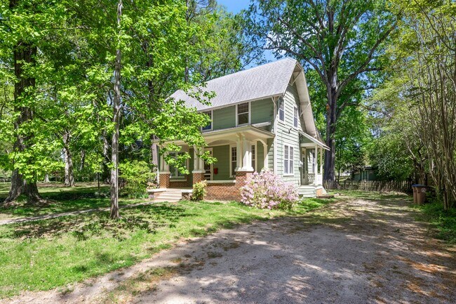Building Photo - Historic Home in Wake Forest!