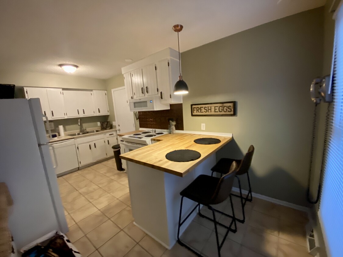 Kitchen Island - 424 Thomas St