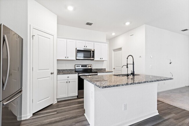 Building Photo - Charming Home Awaits: Spacious & Modern Living in a Prime Location