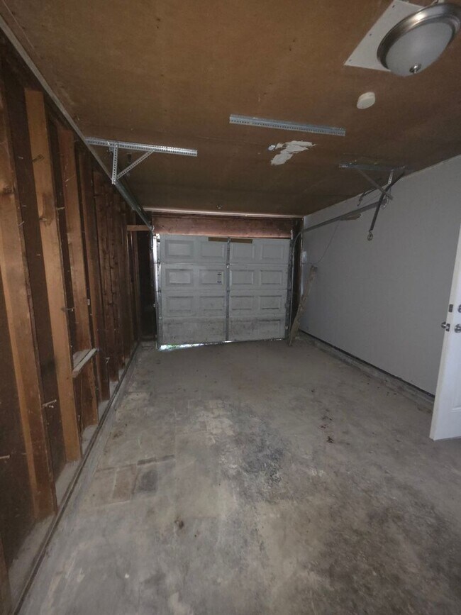 Building Photo - LIMITED TIME**NO APPLICATION FEE**1/2 OFF ...