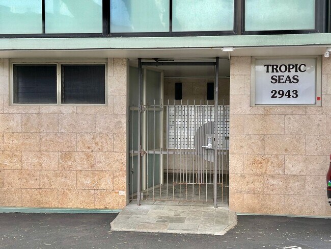 Foto del edificio - Tropic Seas one bdrm., one bath apartment, Oceanfront property, by Diamond Head and Kapiolani Park!